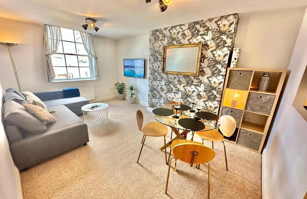 Elegant Town Centre Apartment - Close To Beach-1