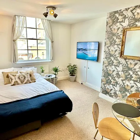 Elegant Town Centre Apartment - Close To Beach-2